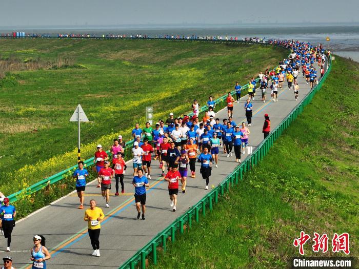 5000余名跑友齐聚鄱阳湖畔 竞逐2025南昌鄱阳湖半