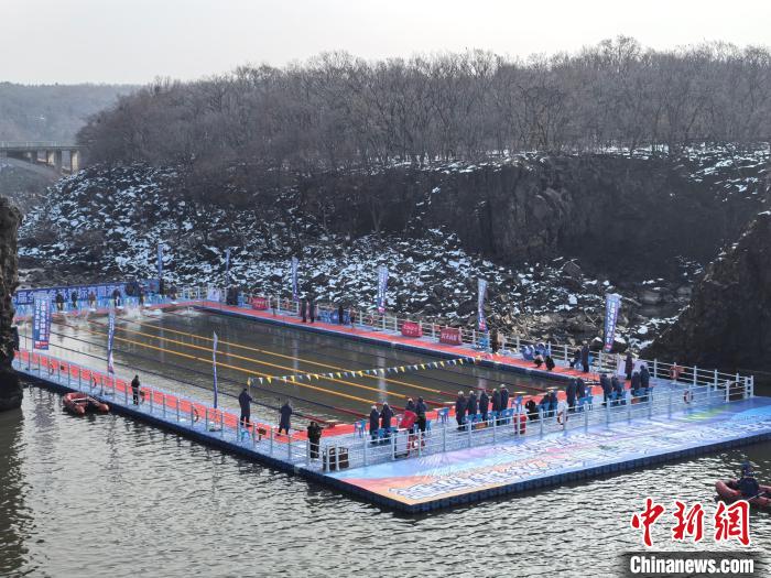 牡丹江镜泊湖冬泳锦标赛：近700名泳士年龄从1