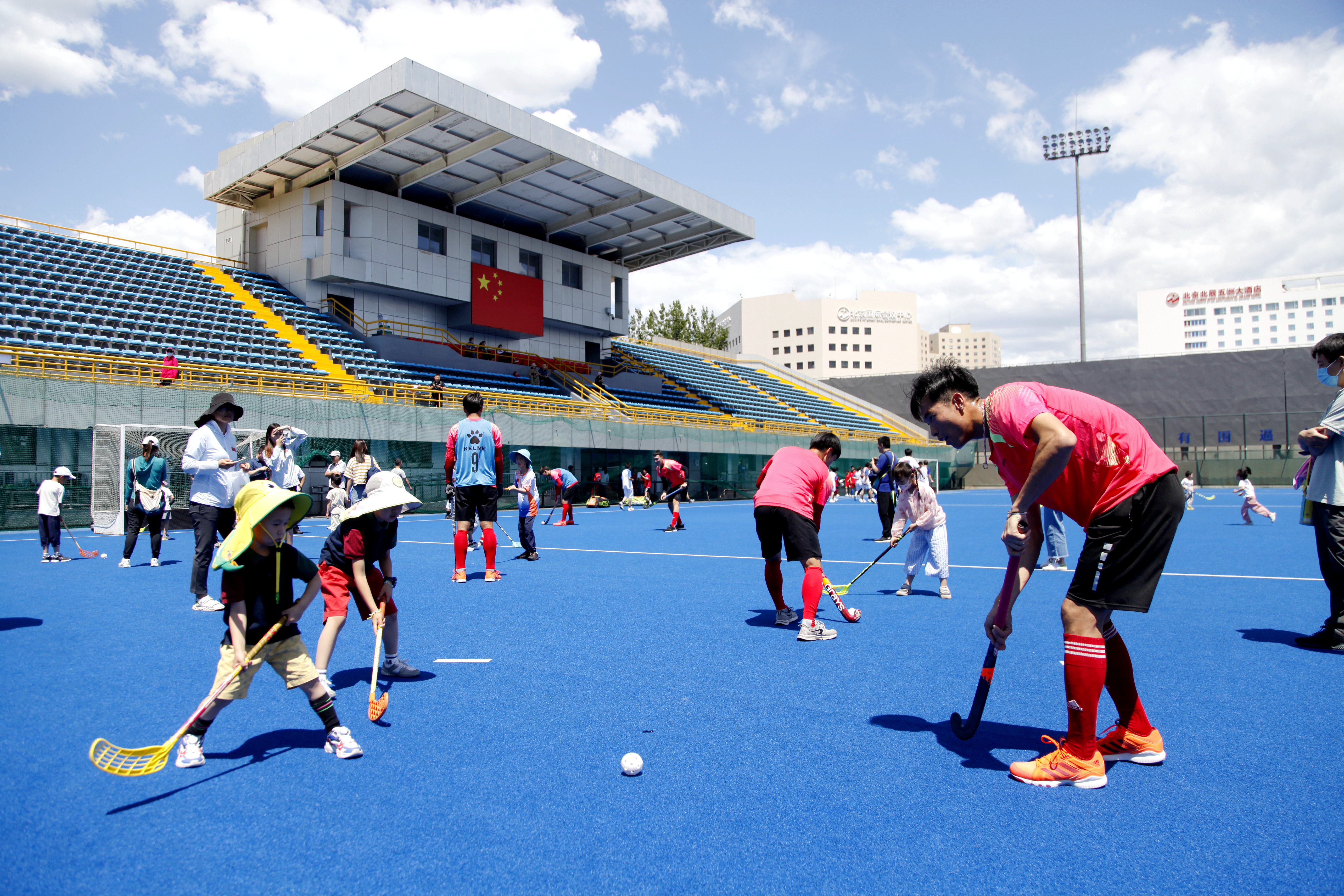 全民健身活动启动 国家队开放训练互动