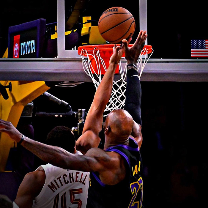 湖人防守效率登顶联盟前十 多场关键战役压制对