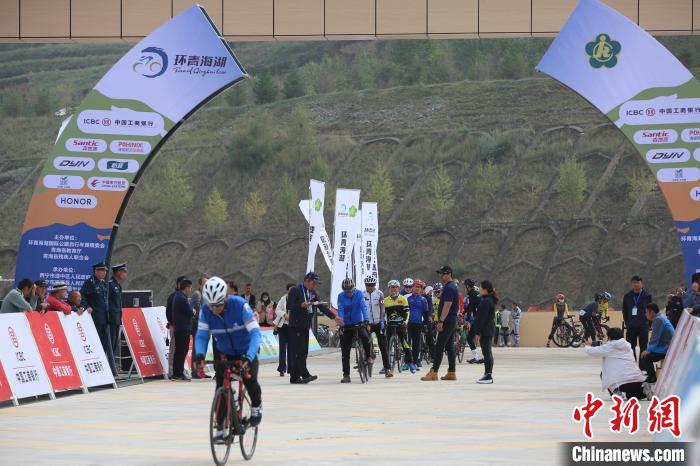 西宁举办的2024环青海湖大学生与残疾人公路自行