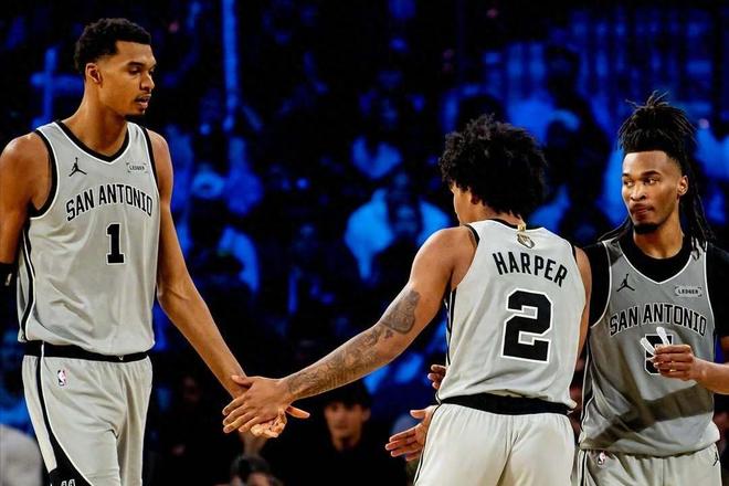 马刺11连胜缩小与雷霆差距 文班15战全胜成争冠关