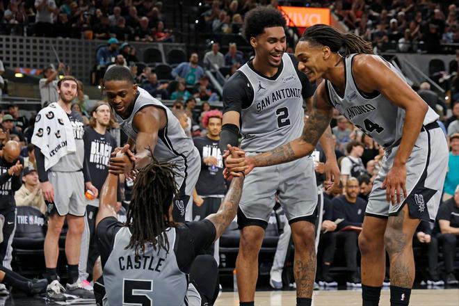 马刺11连胜缩小与雷霆差距 文班15战全胜成争冠关